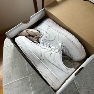Women’s Air Force 1’s size 7 white